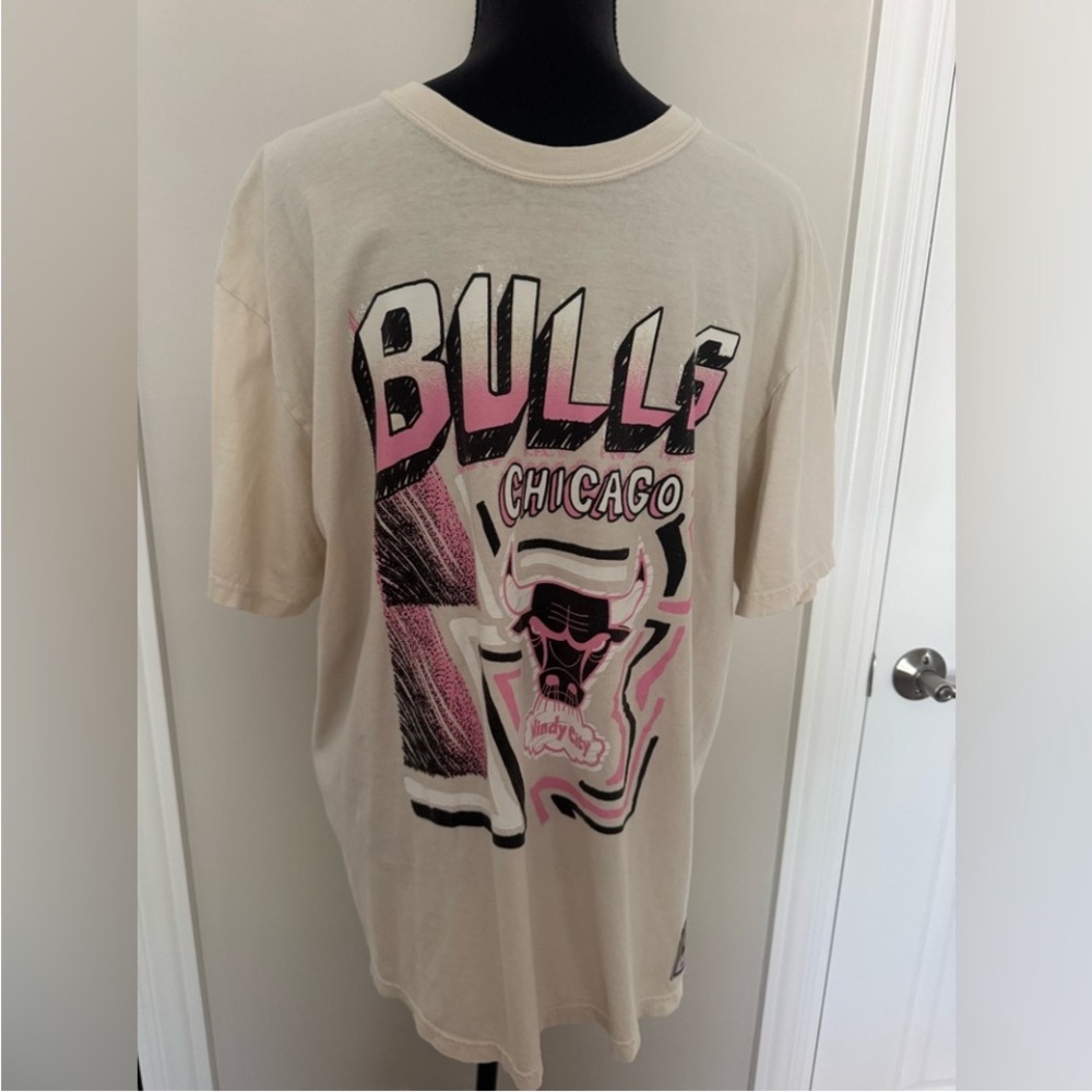 Mitchell & Ness Men’s Chicago Bulls Cream  Tee Logo XL